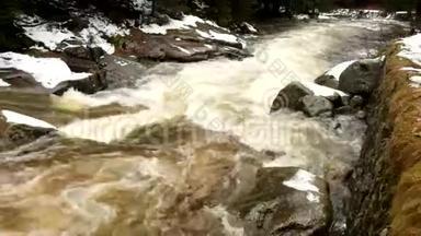 快速流动。 山河满园寒泉水.. 倾斜的大石头和泡沫的冷<strong>水周</strong>围。 巨大的水的噪音。
